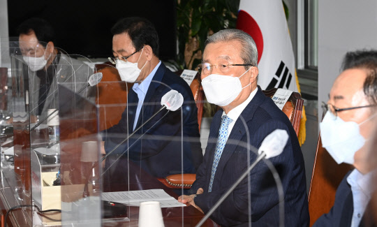 미래통합당 김종인 비상대책위원장이 31일 국회에서 열린 비상대책위원회의에서 발언하고 있다.    [국회사진기자단]